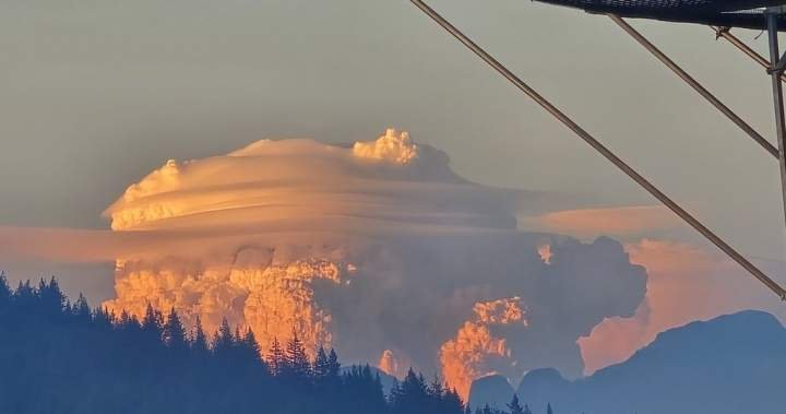Read more about the article Pyrocumulus clouds from wildfire in Fraser Canyon loom high over B.C.