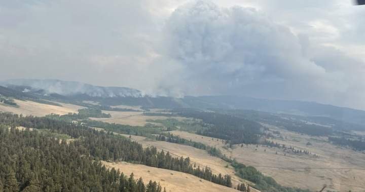 You are currently viewing Wildfires near Clinton, B.C. merge, stretching nearly 670 square kilometres