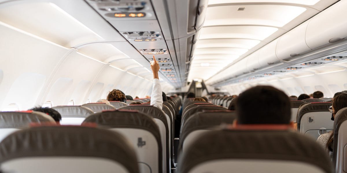 You are currently viewing 4 mistakes to stop making on a plane, according to an etiquette coach