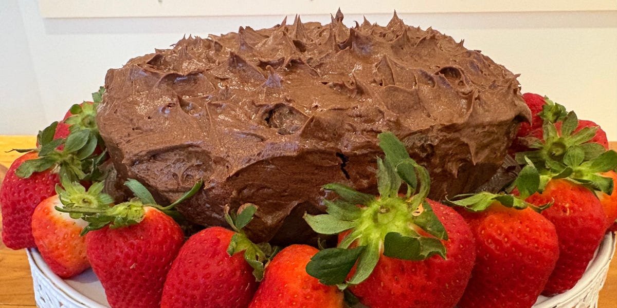 Read more about the article Whenever I host dinner parties, my friends beg me to make Joanna Gaines’ decadent chocolate-cola cake