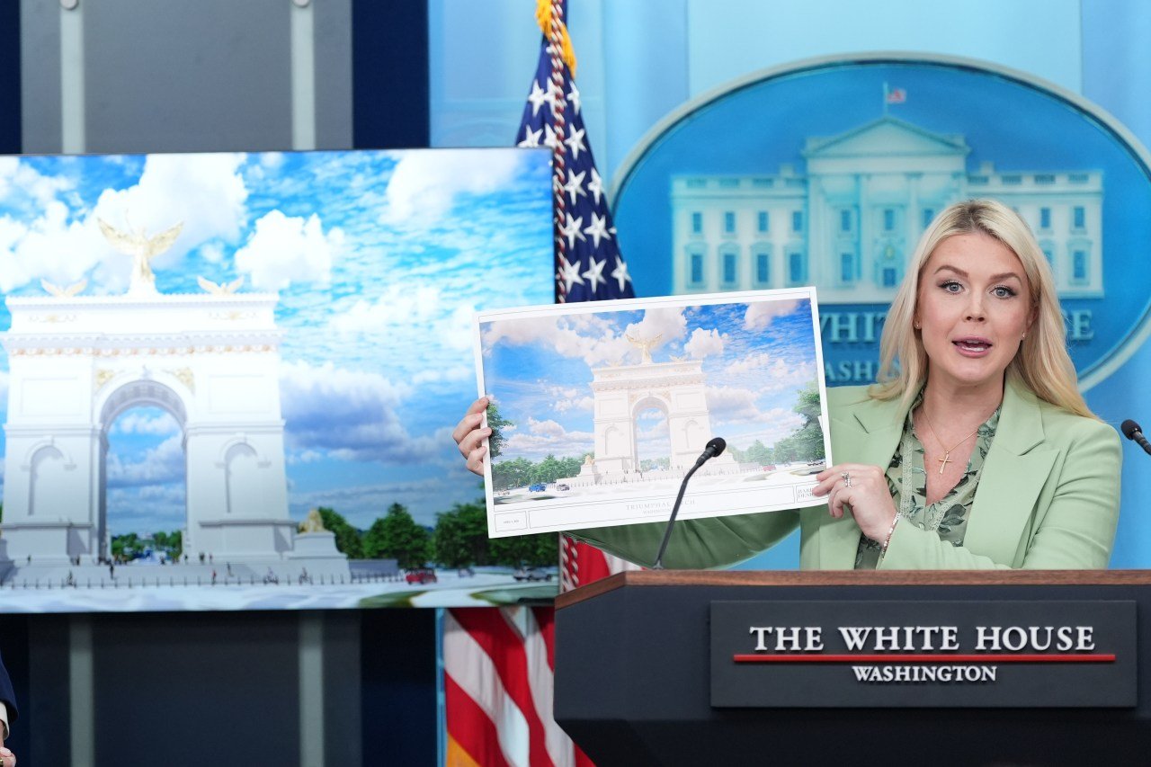 You are currently viewing Trump officials seek to streamline reviews as he eyes DC arch, White House changes