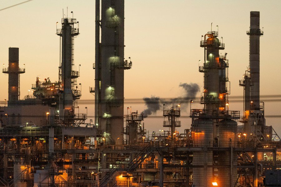You are currently viewing White House eyes reopening oil refineries amid high gasoline prices