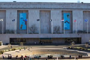 Read more about the article Trump orders disclaimers outside Smithsonian’s Museum of American History 