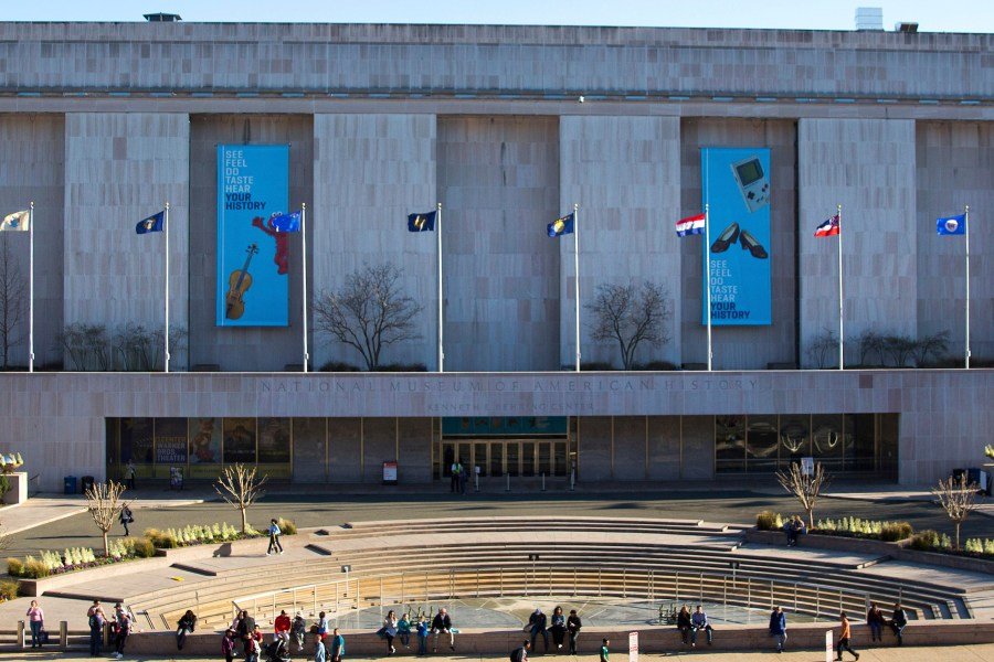 Read more about the article Trump orders disclaimers outside Smithsonian’s Museum of American History 
