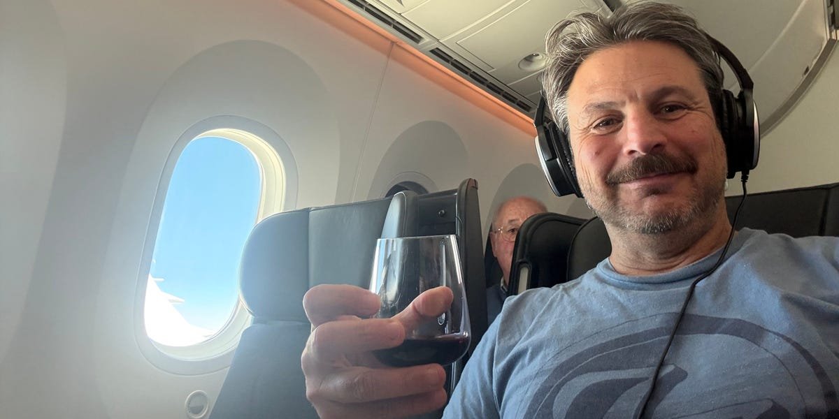 Read more about the article I upgraded to premium economy on a long flight I’ve taken over 40 times. Next time, I’m choosing it over business class.
