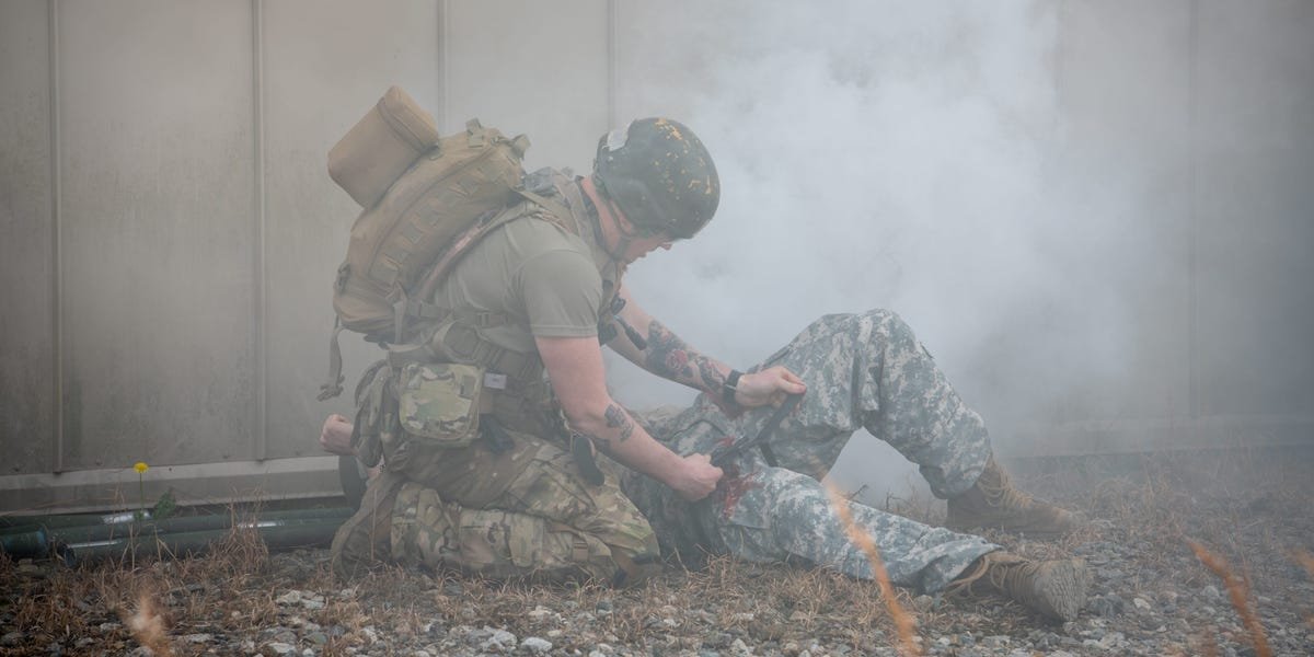 Read more about the article The war in Ukraine is exposing the dangers of prolonged tourniquet use. US special operations medics are adapting.