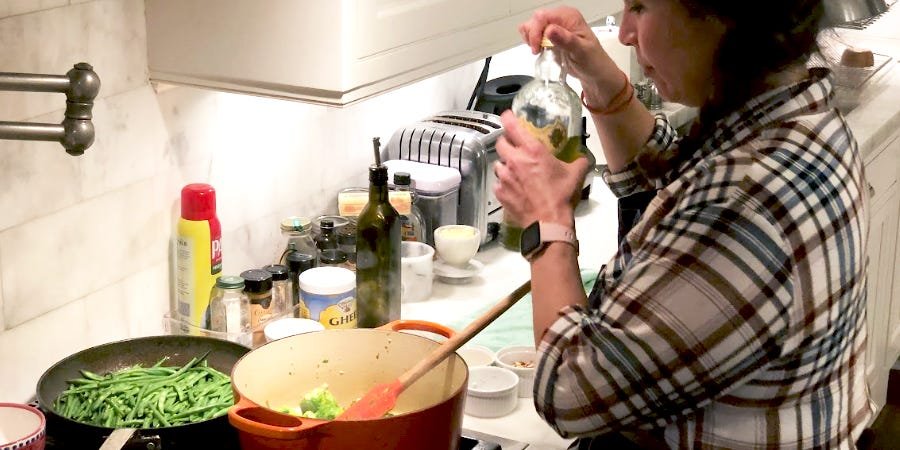 You are currently viewing I’m a working single mom. I pay other parents to make my children’s school lunches.