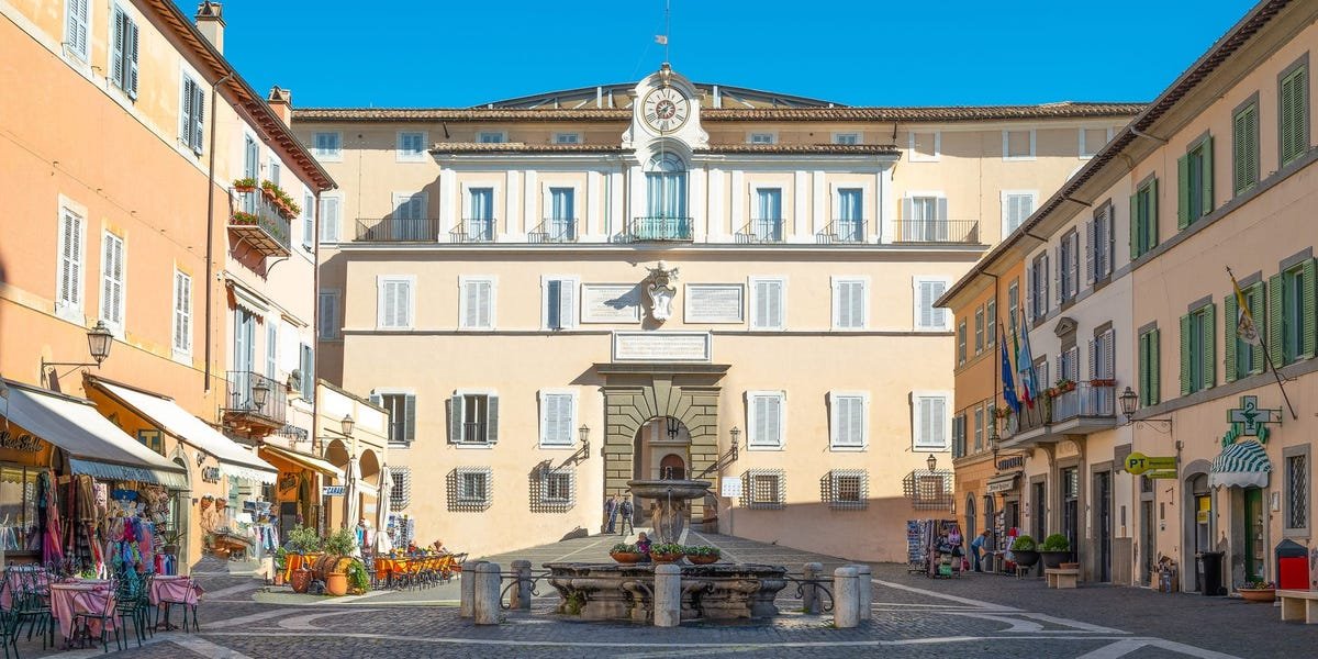 You are currently viewing Inside the pope’s centuries-old summer retreat, a 135-acre estate overlooking an Italian lake
