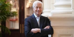 Read more about the article Jamie Dimon said insecurity can ruin CEOs. Here’s how to spot a fragile ego hiding behind confidence.