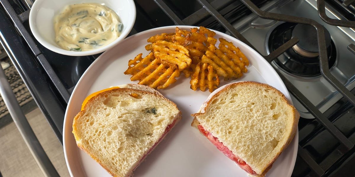 You are currently viewing I tried Ina Garten’s tomato sandwich recipe — and found it to be the perfect easy summer lunch