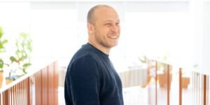 Read more about the article Creator of Anthropic’s Claude Code wants you to stop micromanaging your AI