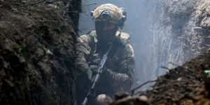 Read more about the article Ukrainian soldier says the drone-filled ‘zero line’ is so dangerous that troops sometimes have to wait a week just to move 300 meters