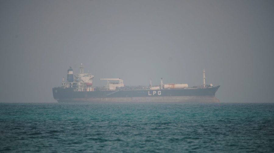You are currently viewing Iran says it controls Strait of Hormuz after weekend pause in strikes