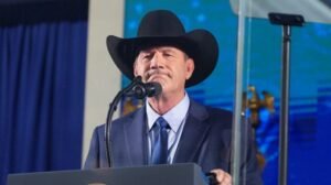Read more about the article South Dakota governor fends off challenger in primary runoff 