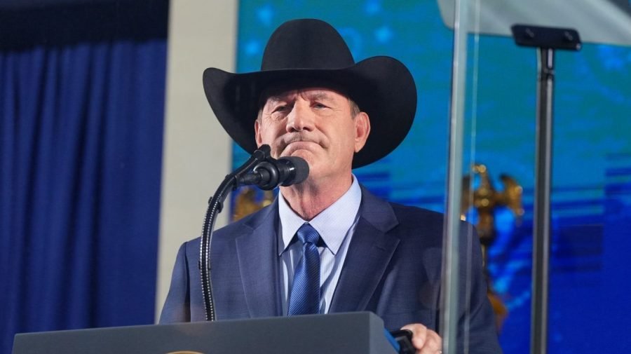 Read more about the article South Dakota governor fends off challenger in primary runoff 
