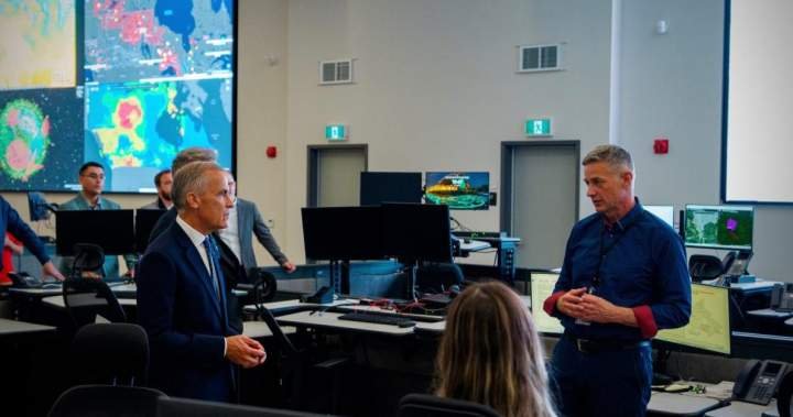 You are currently viewing Ottawa halved federal emergency centre staff before wildfire season: union