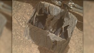 Read more about the article Curiosity Mars rover inspects cracked wheel | Space photo of the day for July 24, 2026