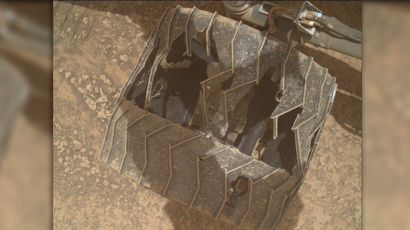 You are currently viewing Curiosity Mars rover inspects cracked wheel | Space photo of the day for July 24, 2026