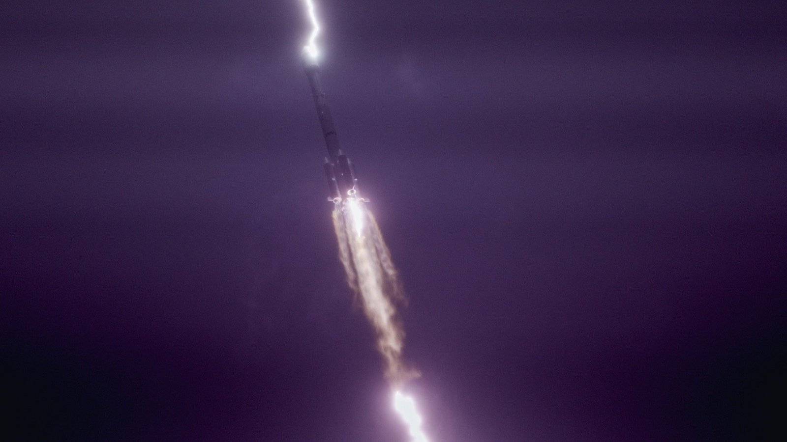 Read more about the article Epic photo captures lightning striking a Chinese rocket during liftoff