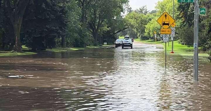 You are currently viewing Monday thunderstorm floods roads, halts traffic and transit across Edmonton