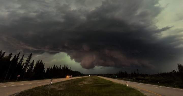 You are currently viewing Severe thunderstorms and tornadoes possible across Alberta, in Edmonton region Tuesday