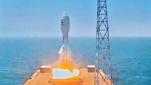 Read more about the article China’s record-breaking Gravity-1 rocket launches 9 satellites from a ship at sea (video)