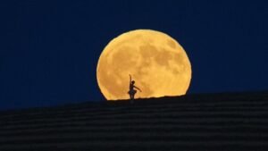 Read more about the article July full moon delights skywatchers worldwide. Here are our favorite photos of the majestic Buck Moon