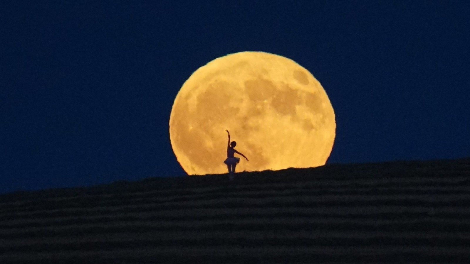 You are currently viewing July full moon delights skywatchers worldwide. Here are our favorite photos of the majestic Buck Moon