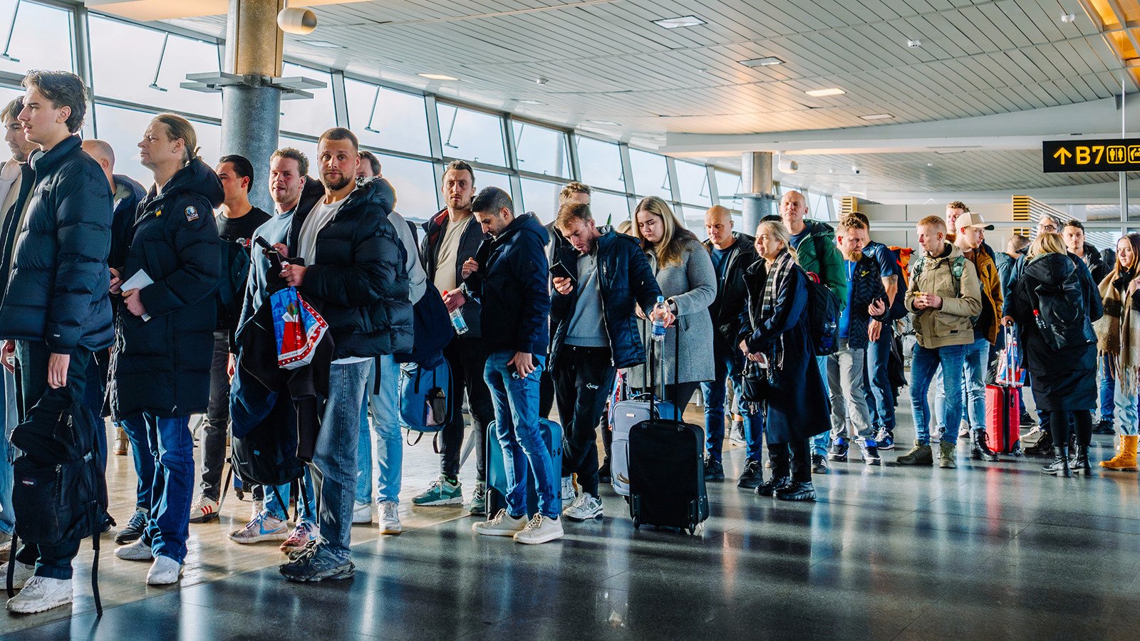 Read more about the article U.S. Airports Leave Passengers Scrambling With Over 1,475 Cancellations During Chaotic 24 Hours