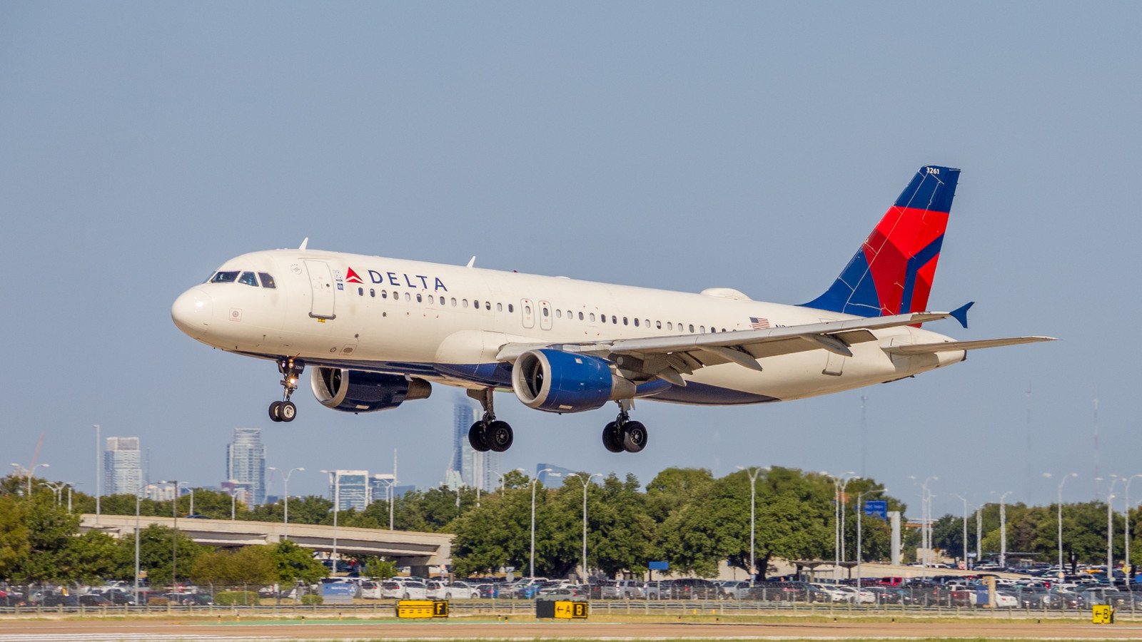 You are currently viewing Delta Air Lines Increases Cancellation And Change Fee Costs: Passengers Face New Charges Of Up To $500