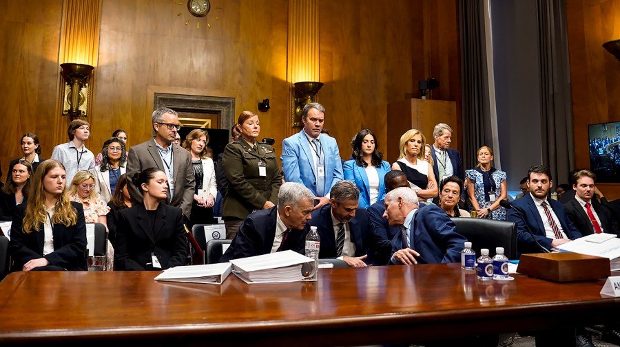 You are currently viewing Laura Ingraham stands at Fauci hearing alongside others ‘shamed’ during COVID-19