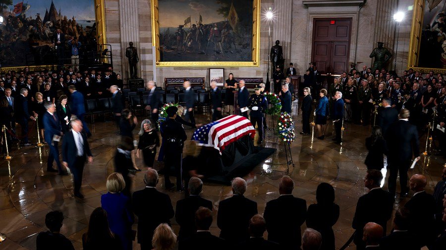 You are currently viewing Trump, Senate give tearful goodbye to Lindsey Graham