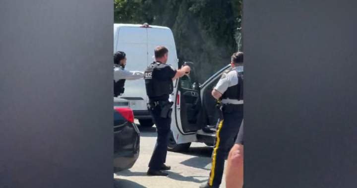 Read more about the article North Vancouver daytime mall shooting caught on video