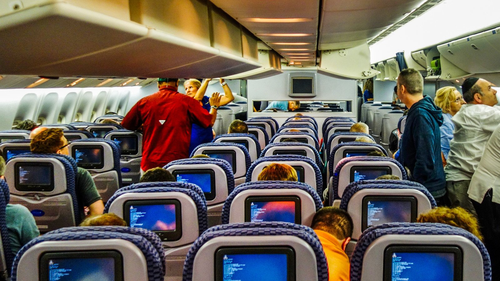 You are currently viewing United Airlines Passengers Defy Headphones Rule As “Free Range Parenting” Disrupts Entire Flight