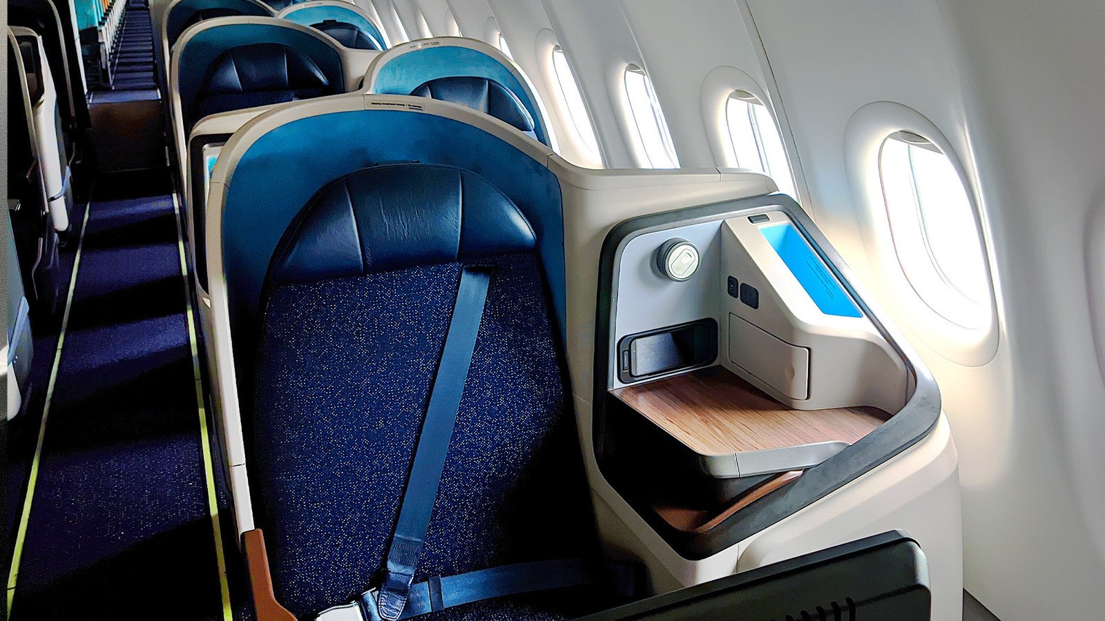 You are currently viewing How to Get a Free Flight Upgrade: Try These Tricks On Your Next Flight
