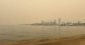 Read more about the article Wildfire smoke blankets Kelowna, prompting health warnings and disrupting summer plans
