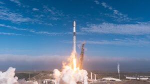 Read more about the article SpaceX launches 24 Starlink satellites to orbit in wake of Starship test flight (video)