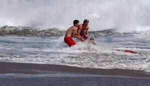 Read more about the article Video: Heroic lifeguards rescue boy from pounding California waves