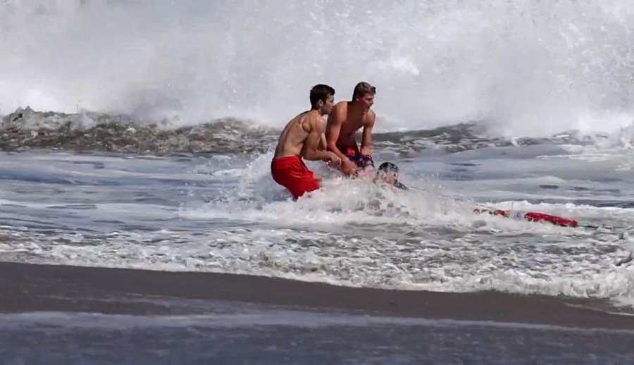 Read more about the article Video: Heroic lifeguards rescue boy from pounding California waves