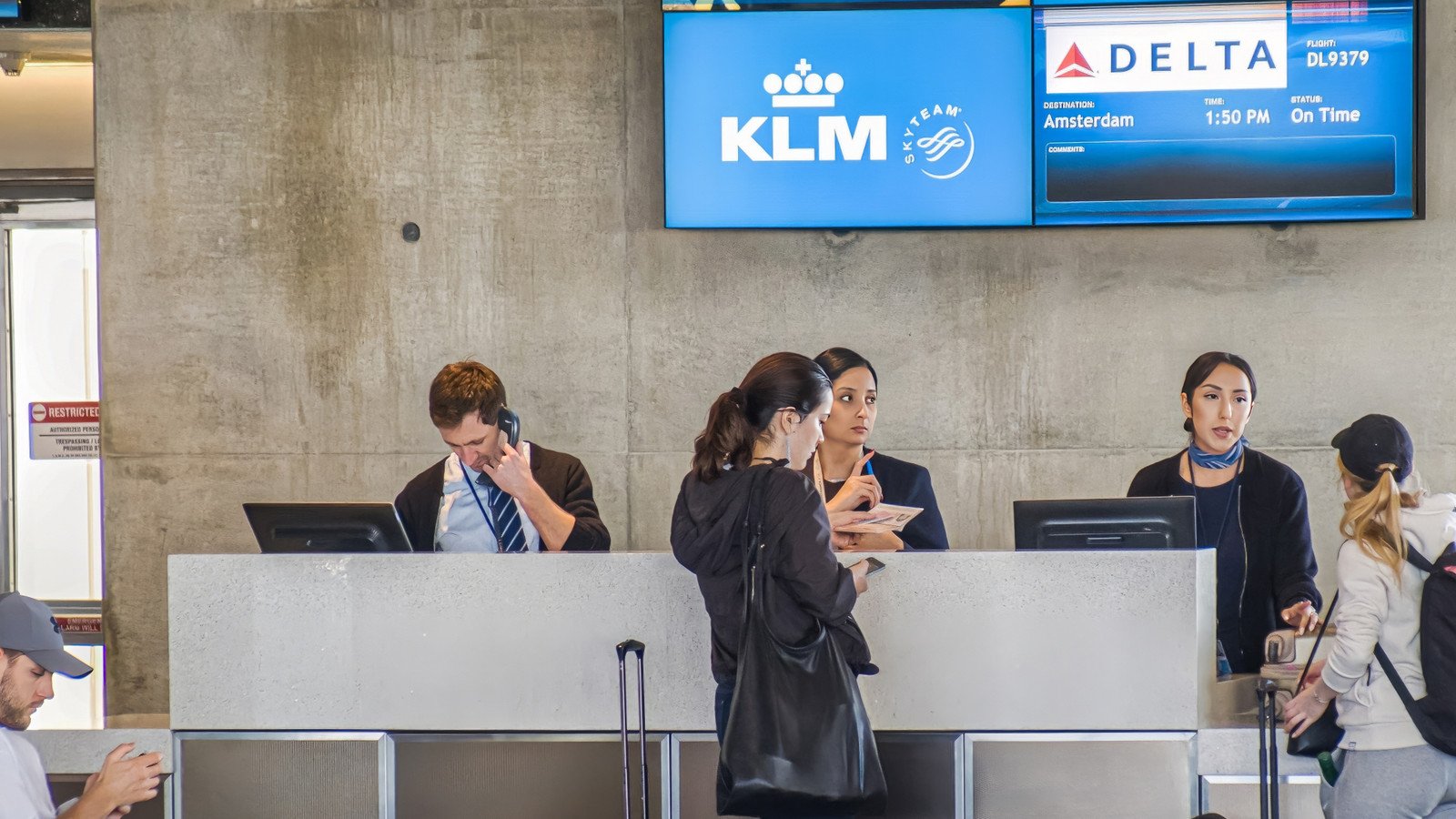 Read more about the article Delta Air Lines Employee Allegedly “Yells” At Traveling Mother After Separating Her From Her Young Child