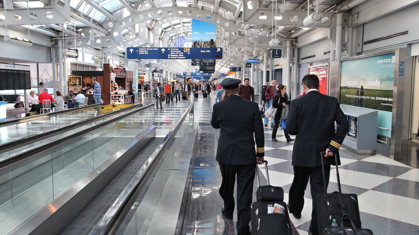 You are currently viewing FAA Forces United Airlines To Cancel 10 New U.S. Routes From Its Major Hub Before Launch