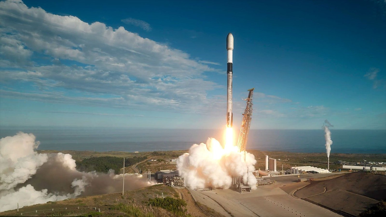 Read more about the article SpaceX Falcon 9 rocket sends Starlink satellites to orbit a day after rare launch abort