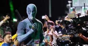 Read more about the article Ryan Reynolds makes surprise appearance as denim-clad Deadpool at Comic-Con
