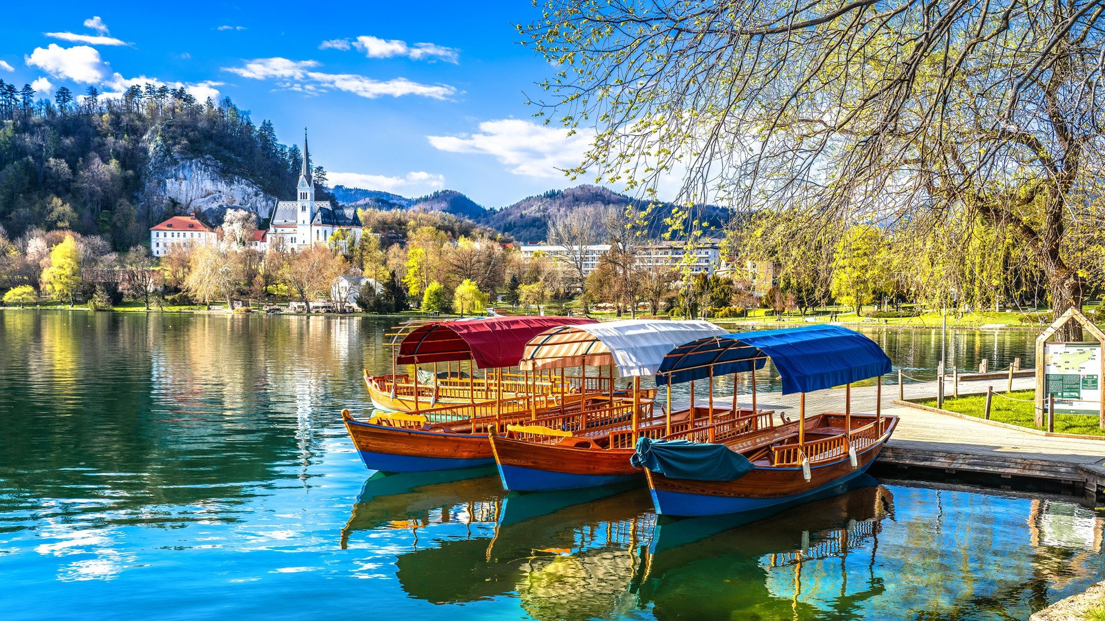 You are currently viewing This Fairy Tale Lake Village Is Officially One Of The World’s Most Relaxing Destinations