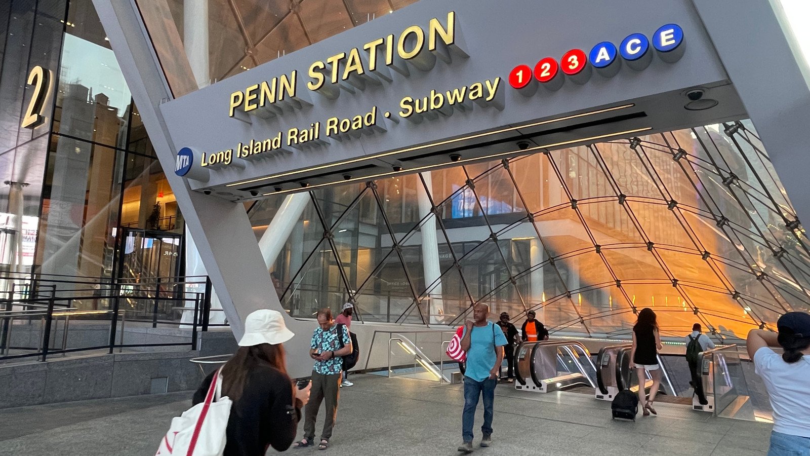 You are currently viewing U.S. Department Of Transportation Seeks Penn Station Adjustment Affecting 600,000 Passengers Daily: Trump Name Change Discussed