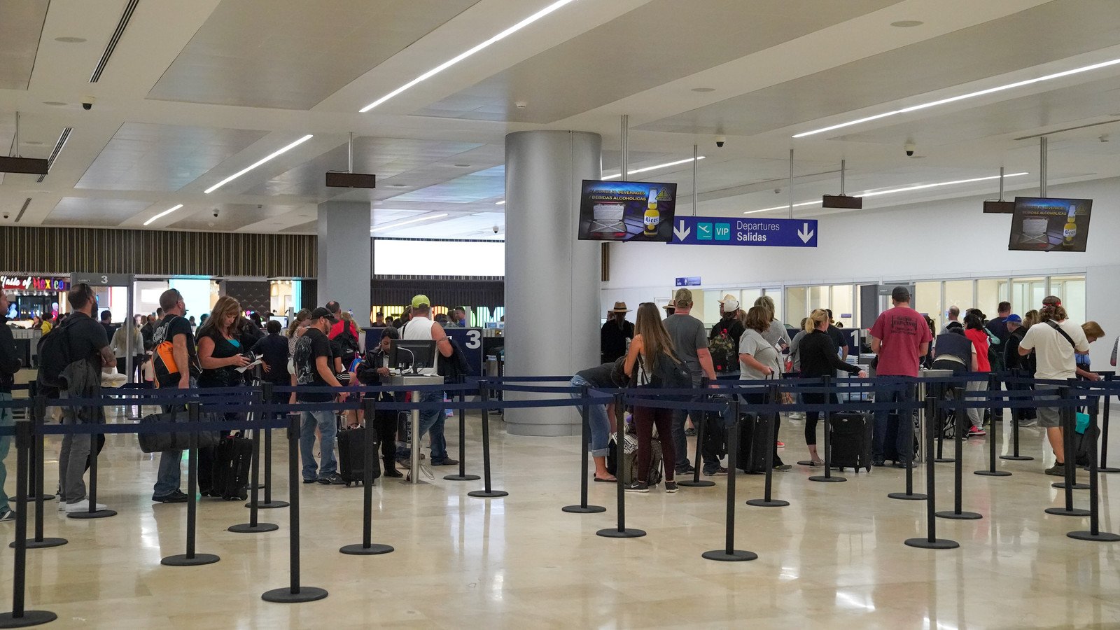 Read more about the article U.S. Vacationers Charged Hundreds Of Dollars For Their Own Belongings In Mexico Airport Customs Scam