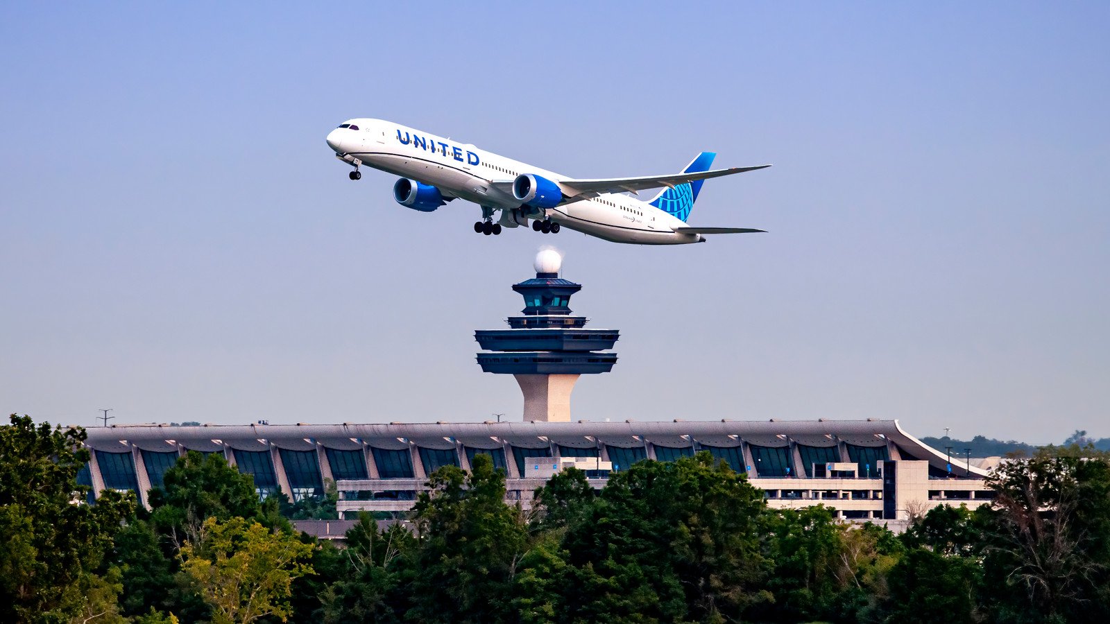 You are currently viewing U.S. Transportation Department Keeps Quiet Over Potential Price Increase At “Smelly” Airport As $22 Billion Makeover Looms