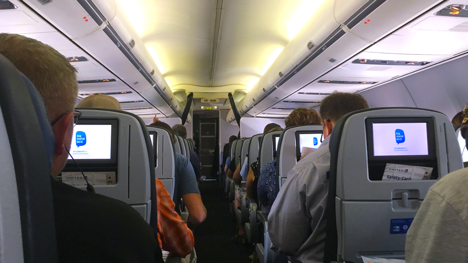 You are currently viewing United Airlines Flight Attendant’s Unusual Gesture Allegedly Ruins Comedian’s Belongings