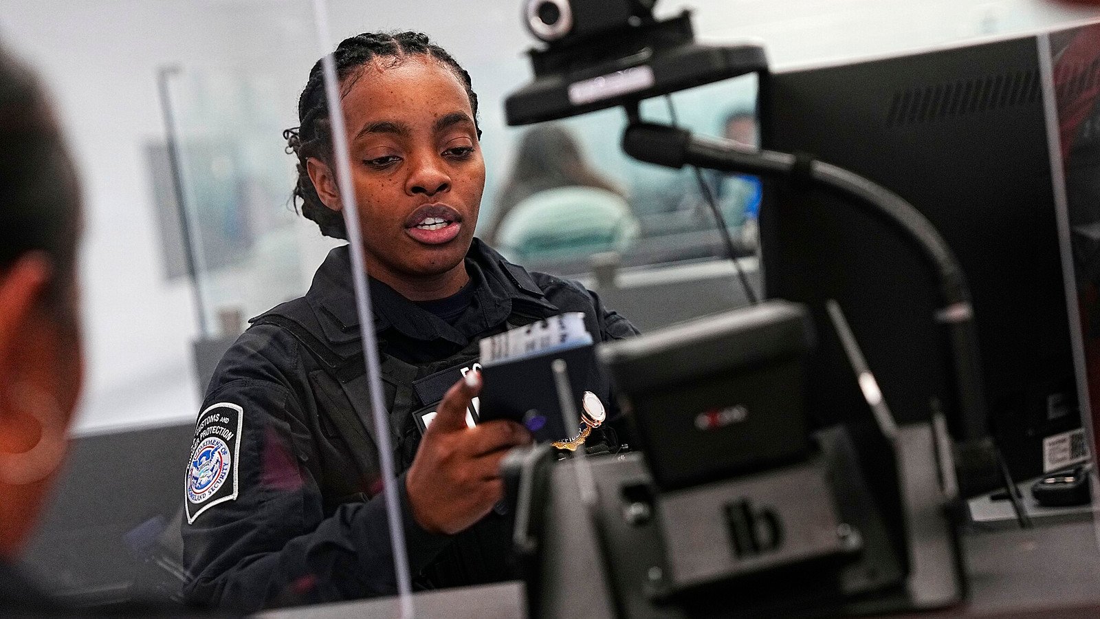 You are currently viewing U.S. Customs And Border Protection Faces “First-Ever” Type Incident After Traveler’s Phone Search Goes Wrong Due To Passcode Hack