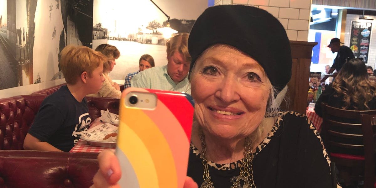 Read more about the article I knew caring for my 88-year-old mom would be hard. I didn’t expect to spend so much time on tech support.
